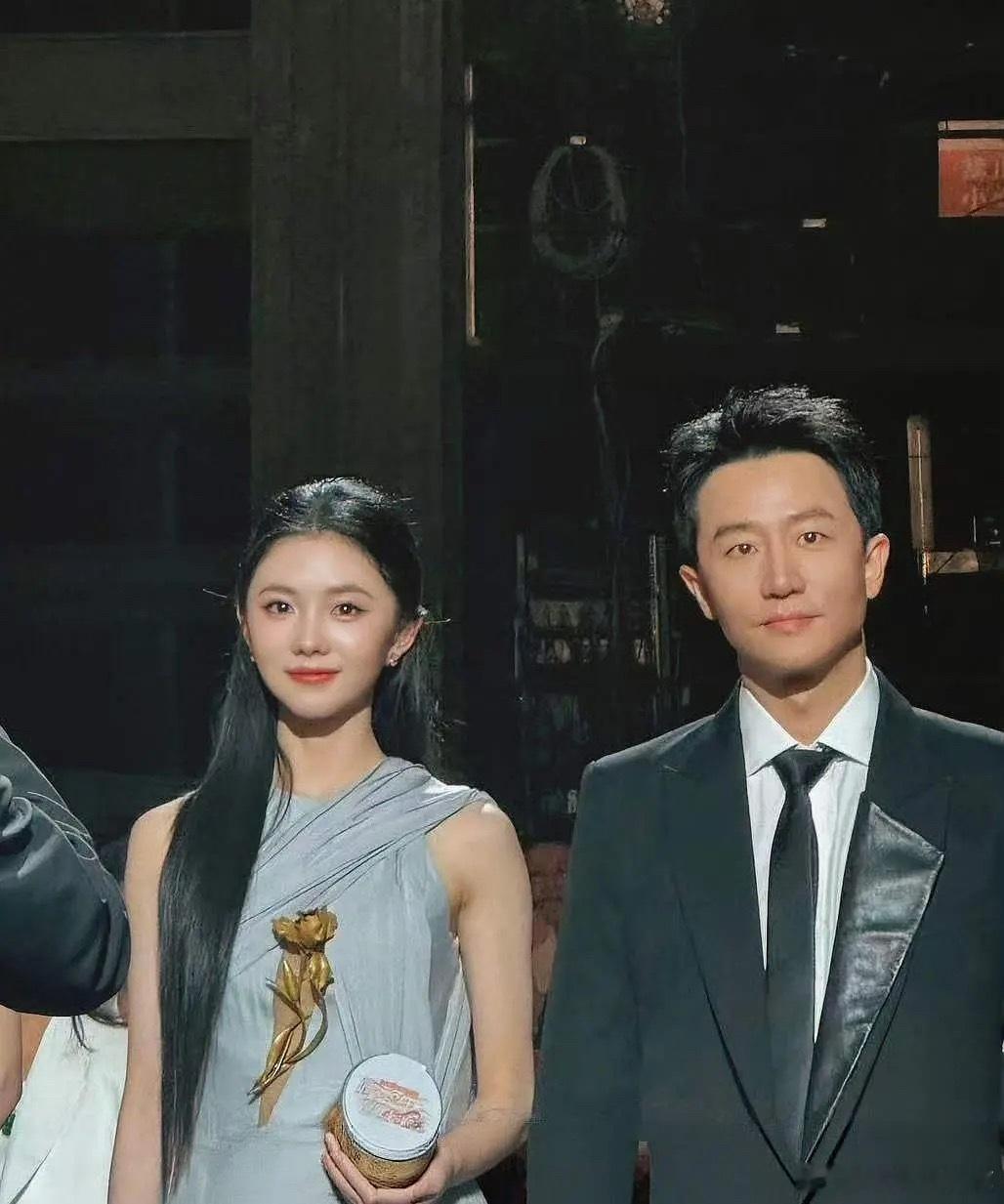 这个刘浩存好小一颗头！这身也太美了完全是女神...​​​