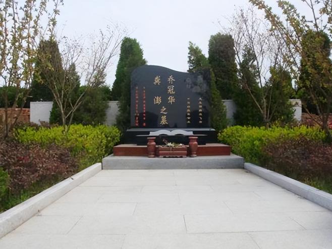 1984年，乔冠华归葬故乡盐城遭到拒绝，妻子章含之无奈之下找到一个人帮忙，此人在