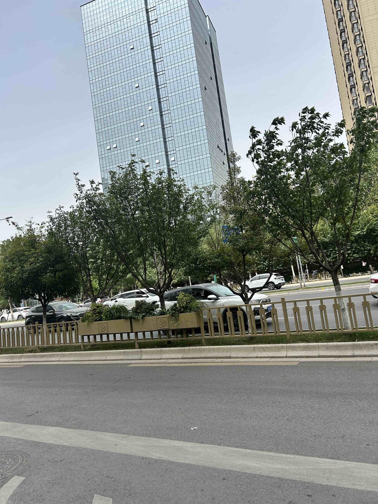 在陕西，我们县城可能是到西安最远的了，570公里，开车得6个小时，坐班车得6.5