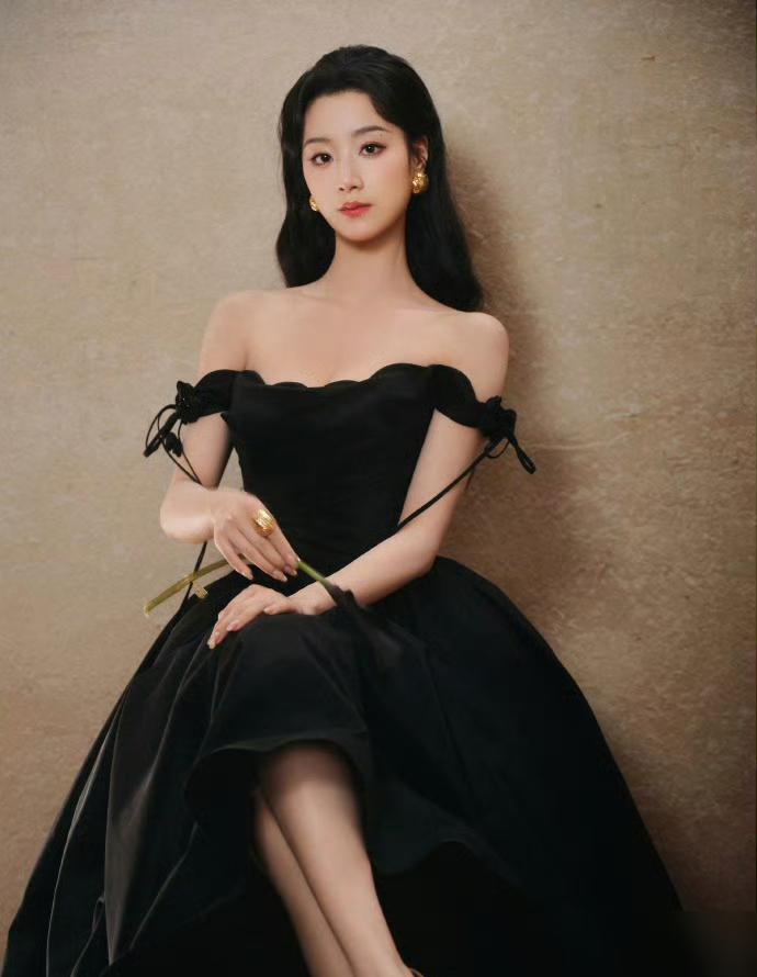 王小亿自己也很郁闷。自己比郭宇欣还要努力，剧本也不错。而且自己是老板，自己说了算