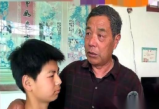 他手里的锄头猛地砸偏了！49岁的男人，上一秒还在田埂上弯着腰，下一秒就直挺挺地栽