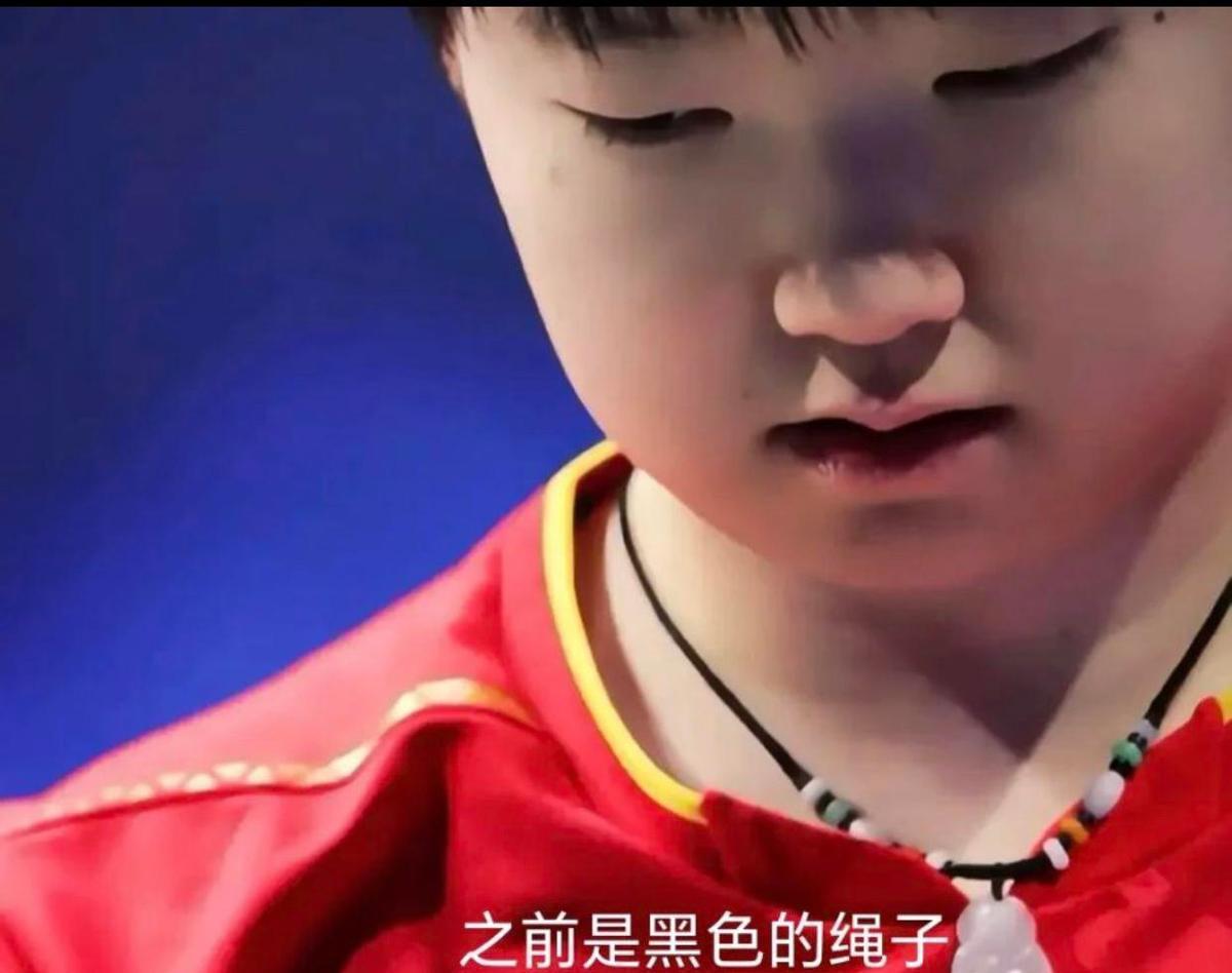 玉佛没丢，绳子烂了。队医悄悄收走，怕划着人，忘了说。莎莎一句“佛在，奶奶就在