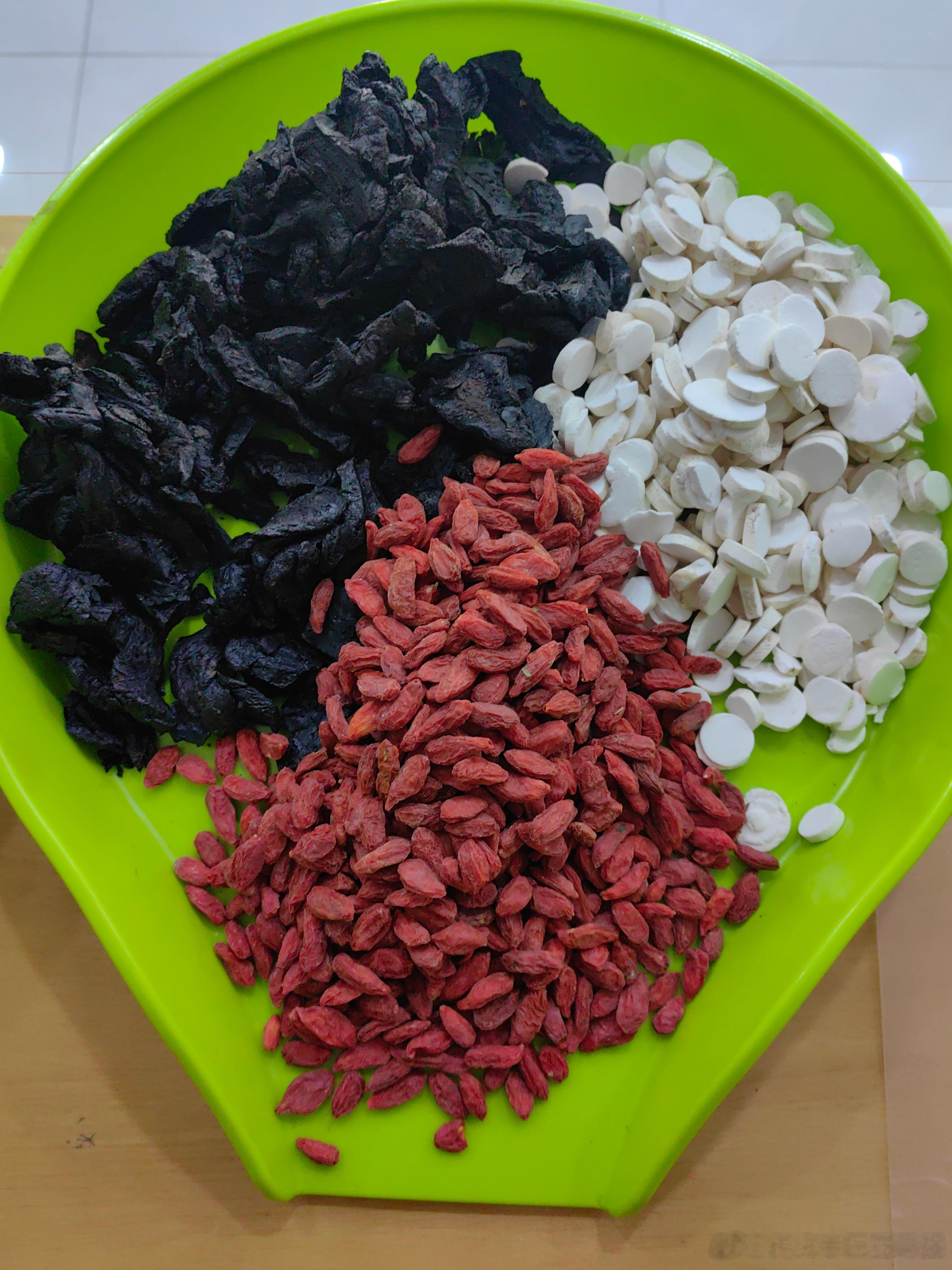 天气越来越冷了再过十几天就要进入冬天了往年吃过膏方的朋友又开始陆续订制膏方。​