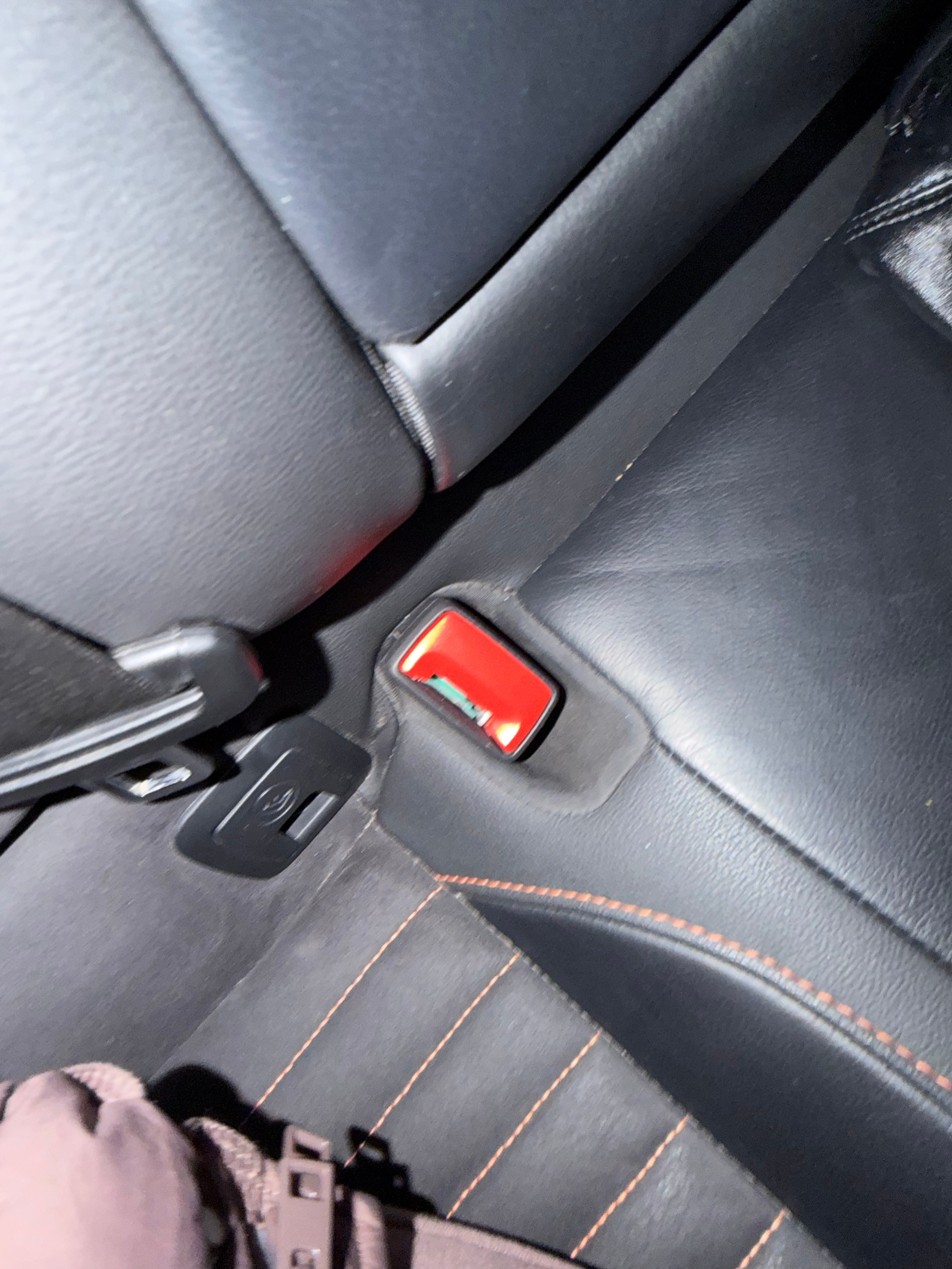 遇事不要慌先发条微博我的耳钉刚才掉到了车里这个安全扣的缝儿里我都看见它了结果用