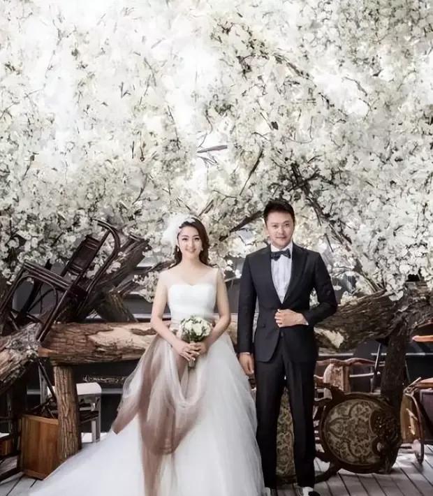 在悲痛中送走父亲，她单身带着儿子。印小天与哈琳娜离婚8年了，两人走上了截然不同