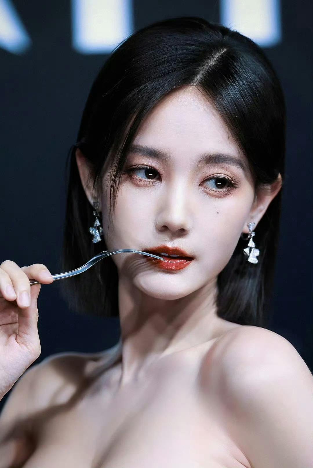 李一桐桐姐这张脸太适合了，天生的一张吸睛脸，好想当叉子[爱心]​​​
