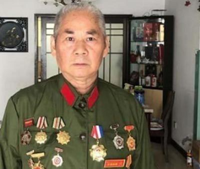 1979年，我军边防战士例行巡逻时，无意间发现了一个衣衫褴褛，手脚溃烂的人，最重