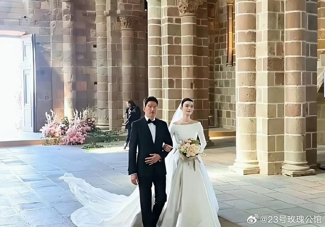奚梦瑶的父亲狠狠给奚梦瑶撑住场面，婚礼现场这么多西装革履的男士，奚父高大挺拔，气