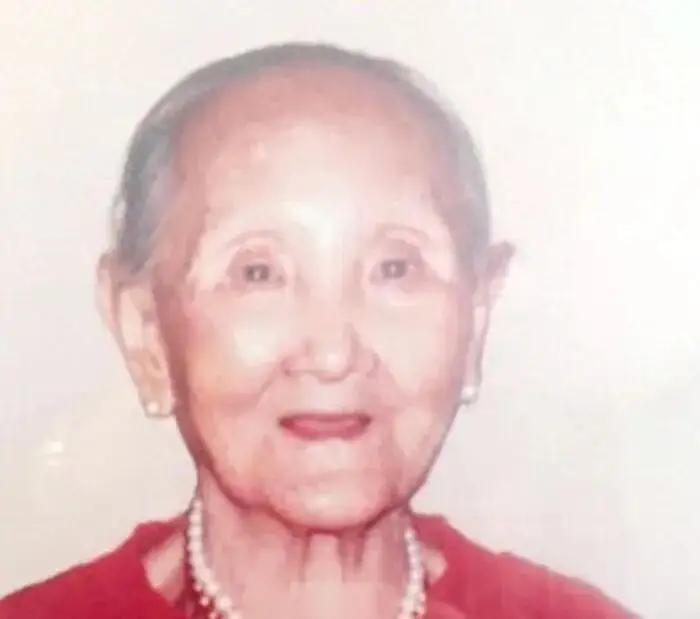 她与宋美龄同年生死，106岁，生了13个博士，前美国总统都亲自为她祝寿。她培