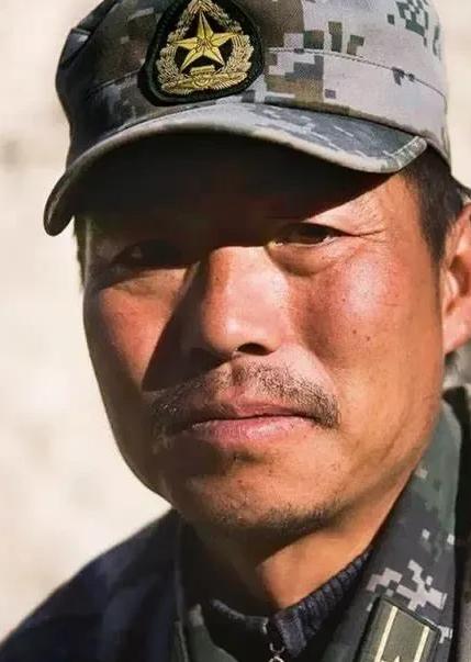 祁发宝，男，汉族，1978年3月生，中共党员，乌鲁木齐陆军学院步兵指挥专业毕业，
