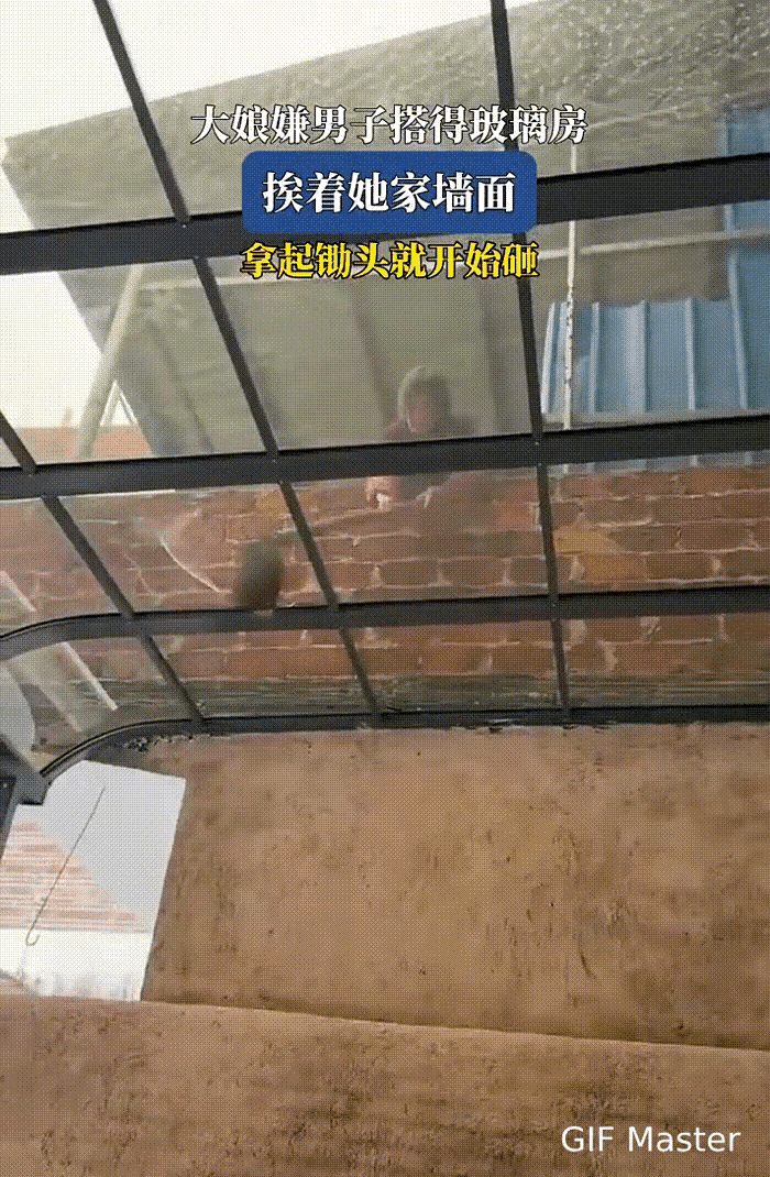 建房可以，但你没有经过别人的同意，打钉进别人墙体里面就是不可以