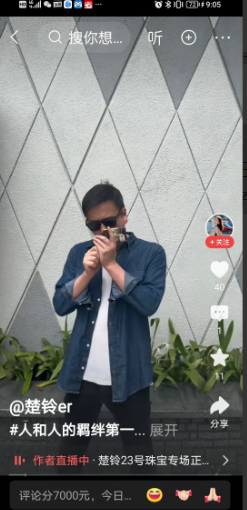 赖文峰在一次岀镜中说过这样的话，他说：我不想回到过去，我也没有那个勇气了，已经过