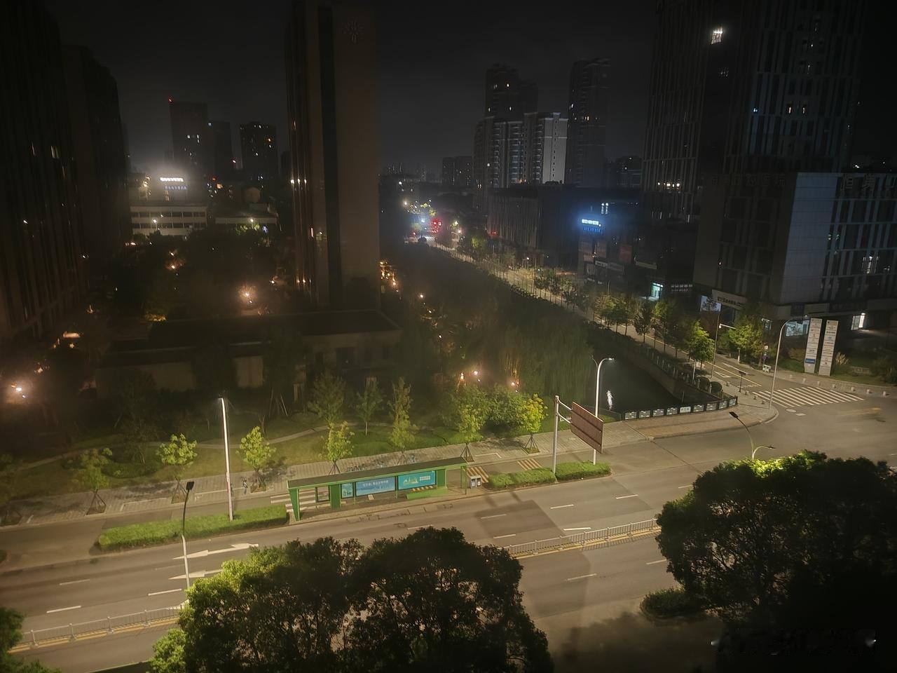 在江浙沪城市,别说半夜12点了,就是晚上9点左右,路上行人和车辆,都已经比较少了