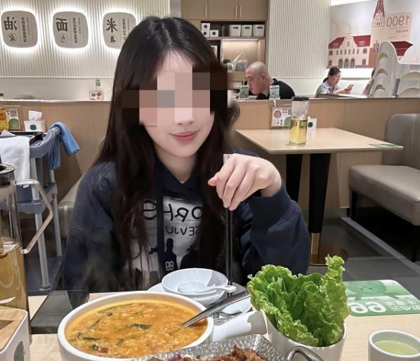 最近在社交平台上，一场关于相亲餐费的博弈，撕开了当代成年人交往中最尴尬的一幕。