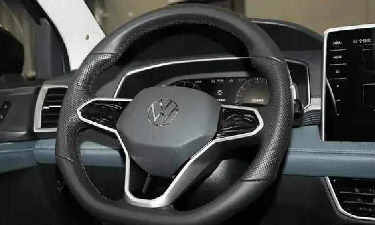 为什么参数一般的1.5T，大众开起来却猛得像换了心？市区起步超车，瞬间甩开同级对