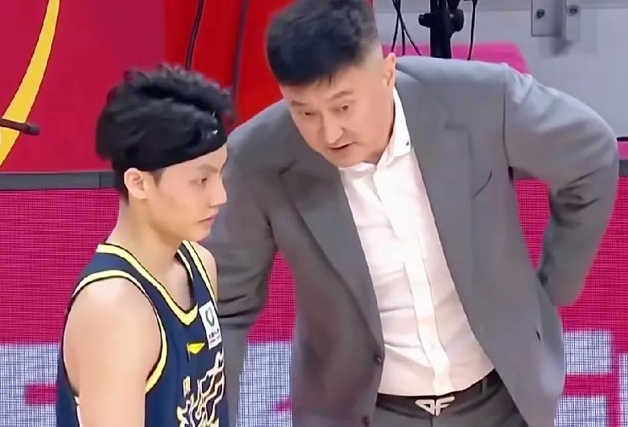 这边广东队击败青岛，虽然球队伤员很多，但精气神满满，展现出强队本色。球迷一阵一阵