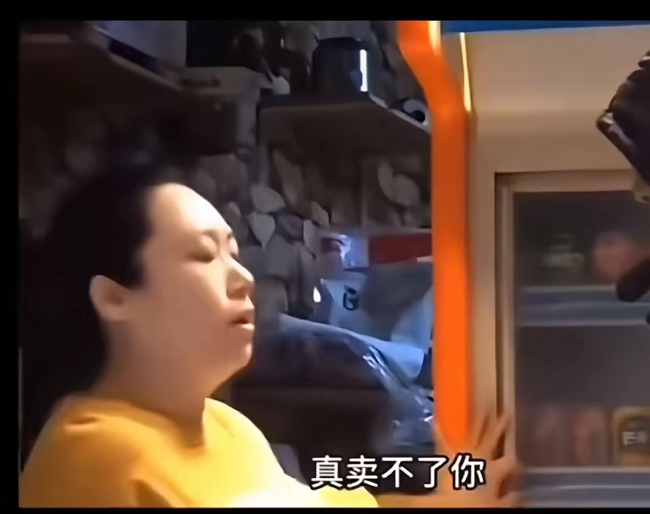 老人钱不够问老板娘，能不能卖给他半只烧鸡，老板娘拒绝说：“这个卖不了！我卖你一半