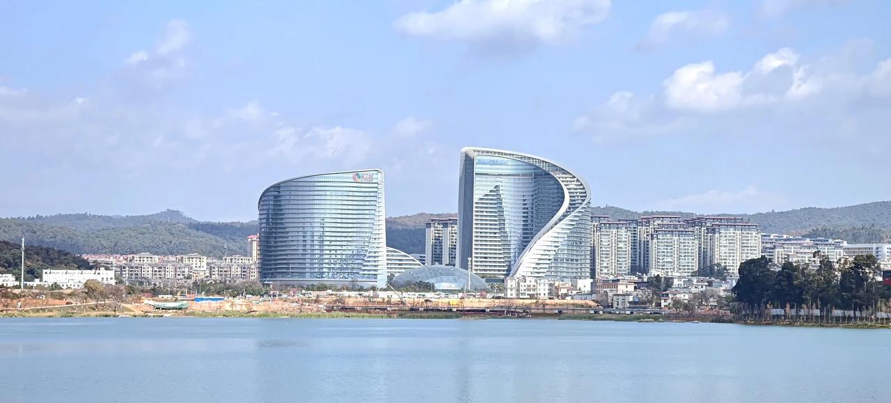 白天跟夜间的盘龙区花之城都不错，这个白沙湖的水也清，边上的白沙湖公园也是陆续的在