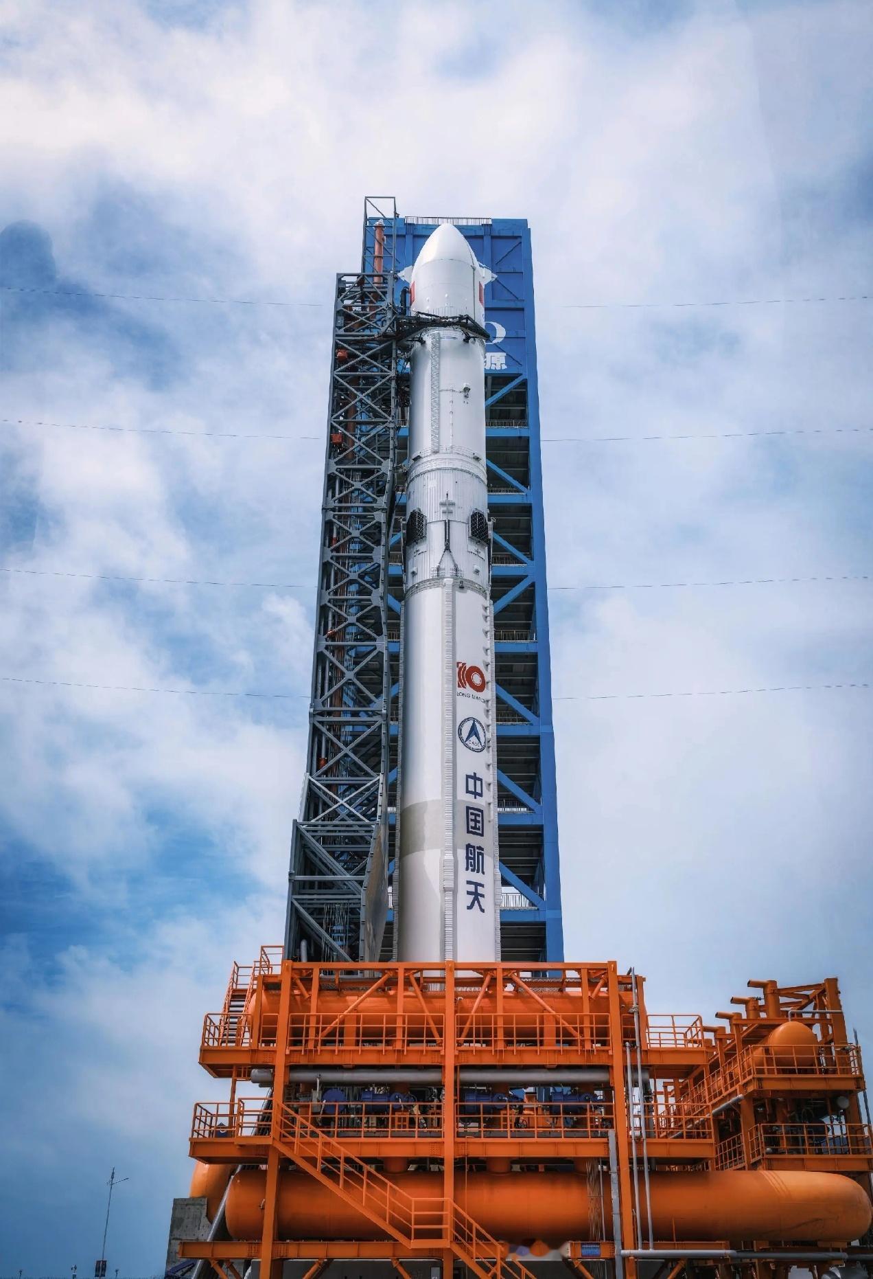 海上回收火箭这事，难的不是"收"本身，是"在晃动的海面上收"。陆上回收，地面是固