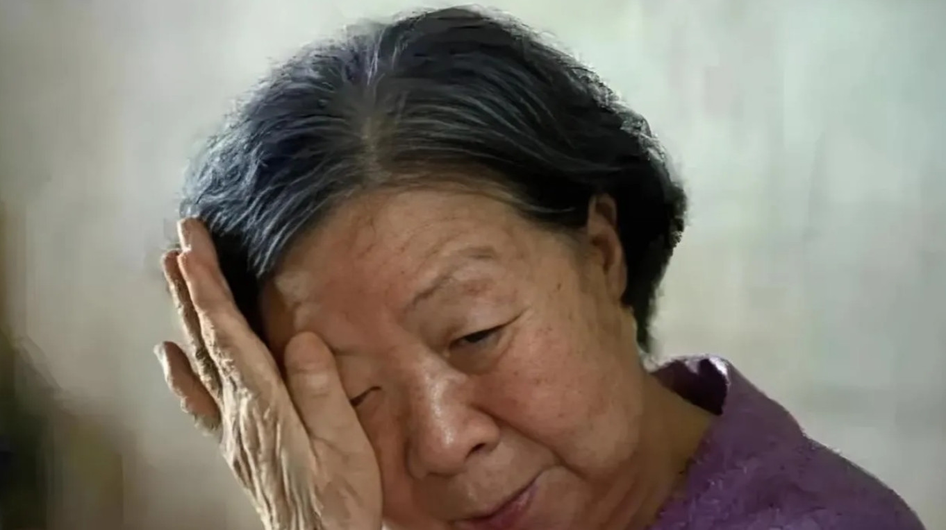 前夫走了一年多了，我今天开车回老家办事，在路上碰到前家婆，她身上的衣服又破又烂。