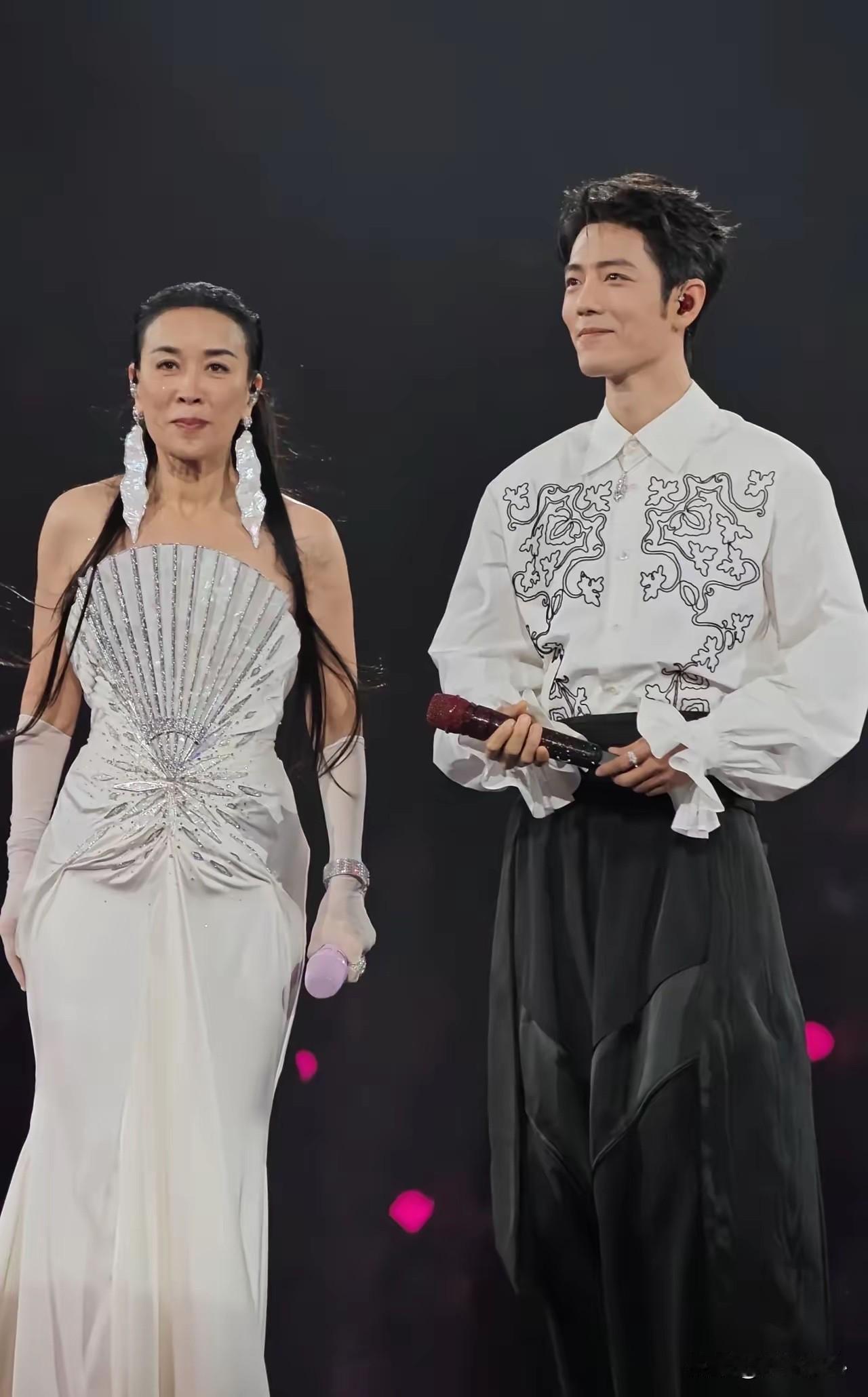 粉丝：刀哥快点起来！刀郎：火烧到茅司了？粉丝：那英开演唱会了都嘛刀郎：开豆