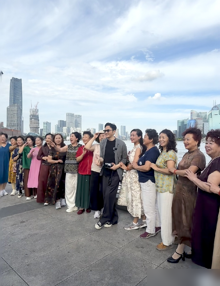 张智霖顶着一头白发白须逛叉烧店，袁咏仪直接拍下来发网上，配文就俩字：野生老头。镜头前染黑发、西装笔挺