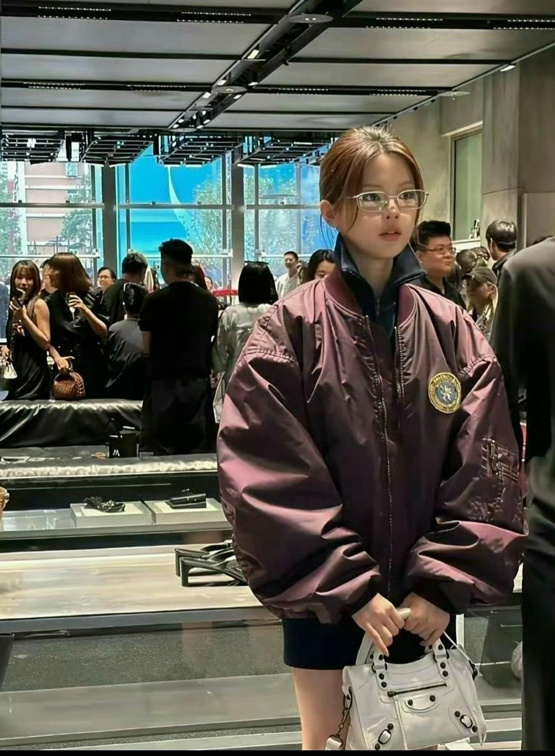 杨超越也太恐怖了！粉丝拍的线下生图，脸真的好小！​​​