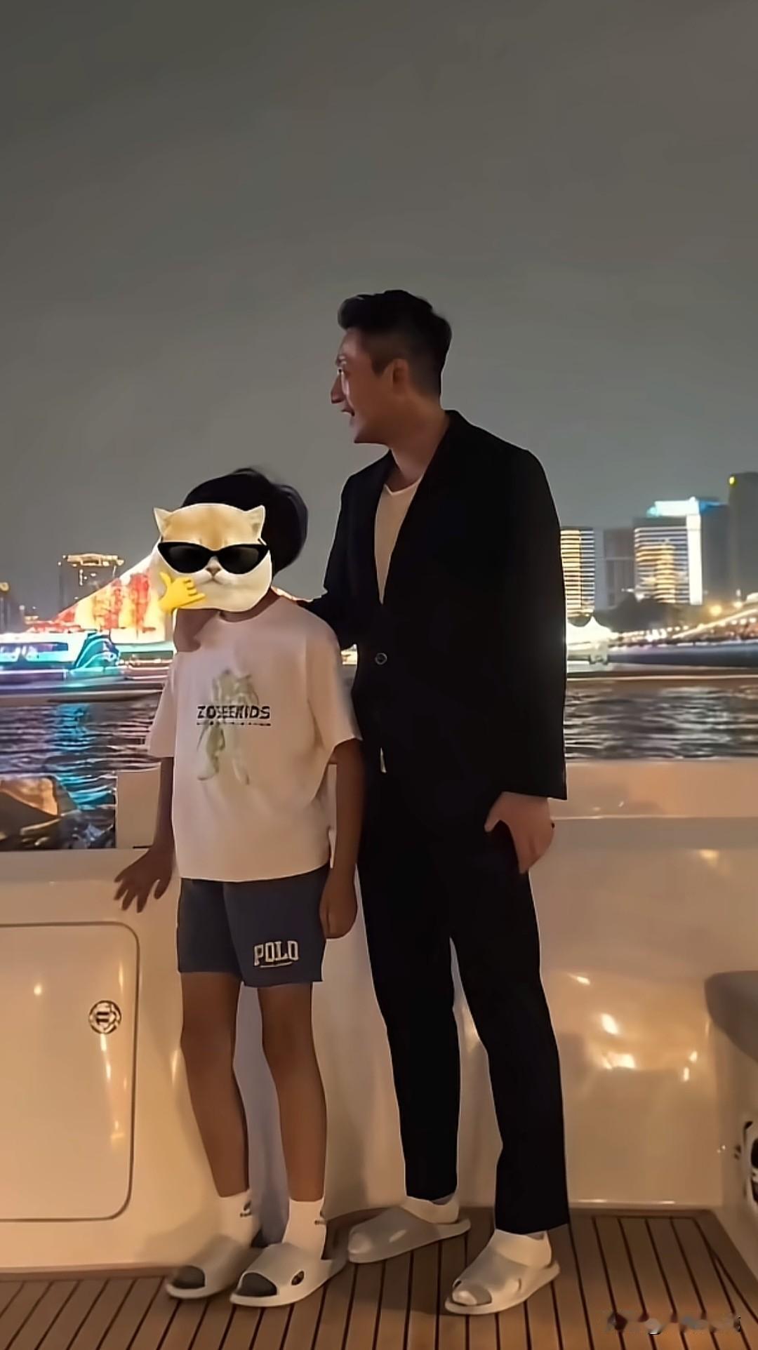 汪小菲带儿子汪希箖畅游广州！箖箖跟在父亲身旁，神态乖巧，眉眼沉静，时不时抬眼打量