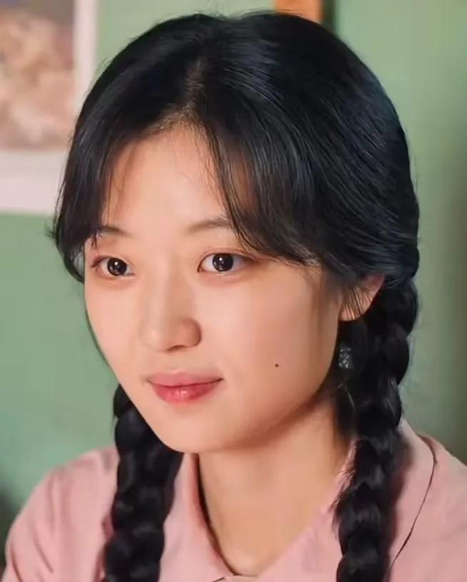 曾因脸宽想磨骨整容，孙千如今的状态让大家直呼幸好没动。她在采访中坦言曾因脸型偏宽