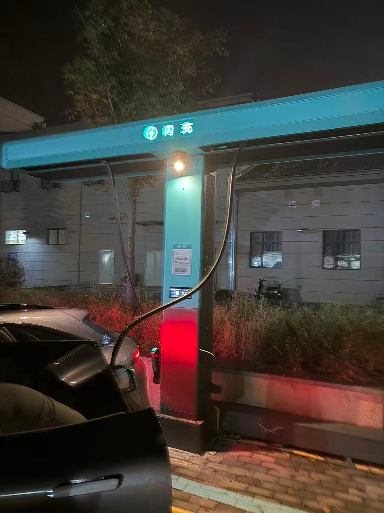 这个国庆长假，已经有不少朋友在高速上见识过比亚迪闪充桩的威力了，开极氪的群友直接