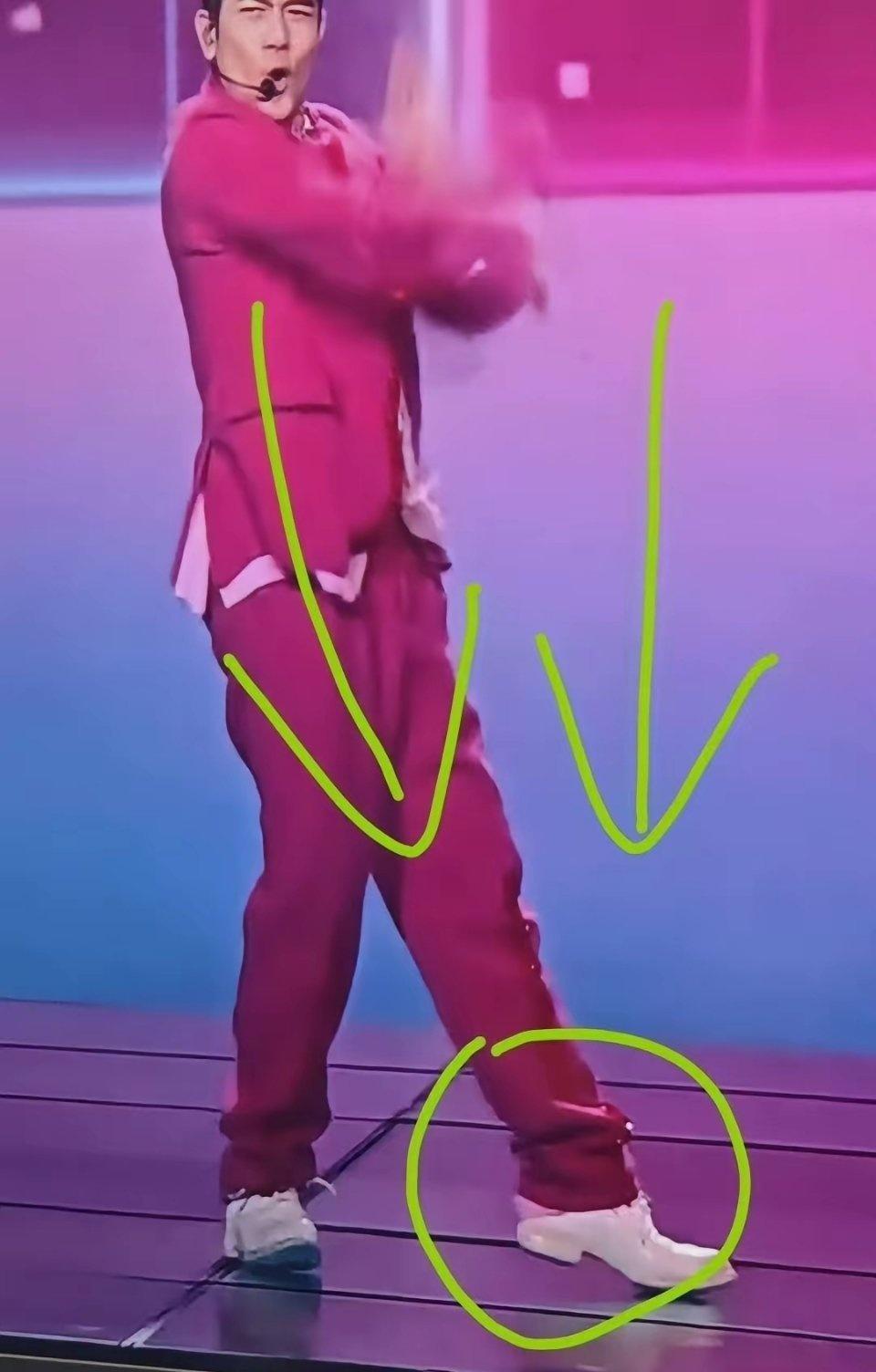 春晚直播中，伴舞一脚踩掉郭富城的舞鞋！你猜怎么着？天王纹丝不动。鞋子歪斜的