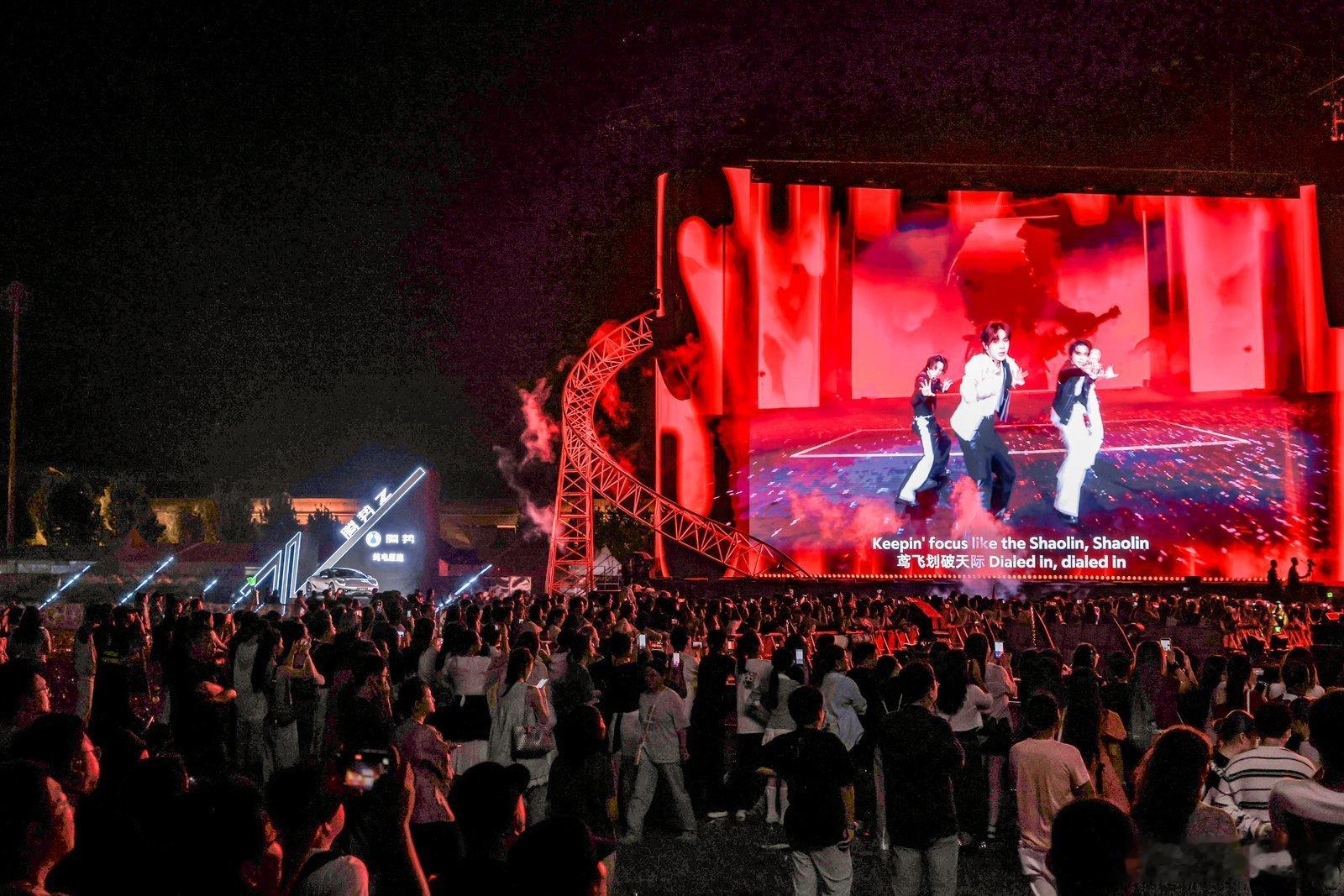9月25日至26日，腾势Z×芭莎GALA在武汉空港音乐广场盛大举行。恰逢中秋月圆