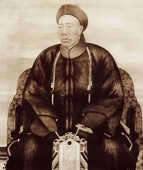 1908年，白雪皑皑，慈禧去世后，李莲英从床底，搬出七个盖着绸缎的木箱，交给隆裕