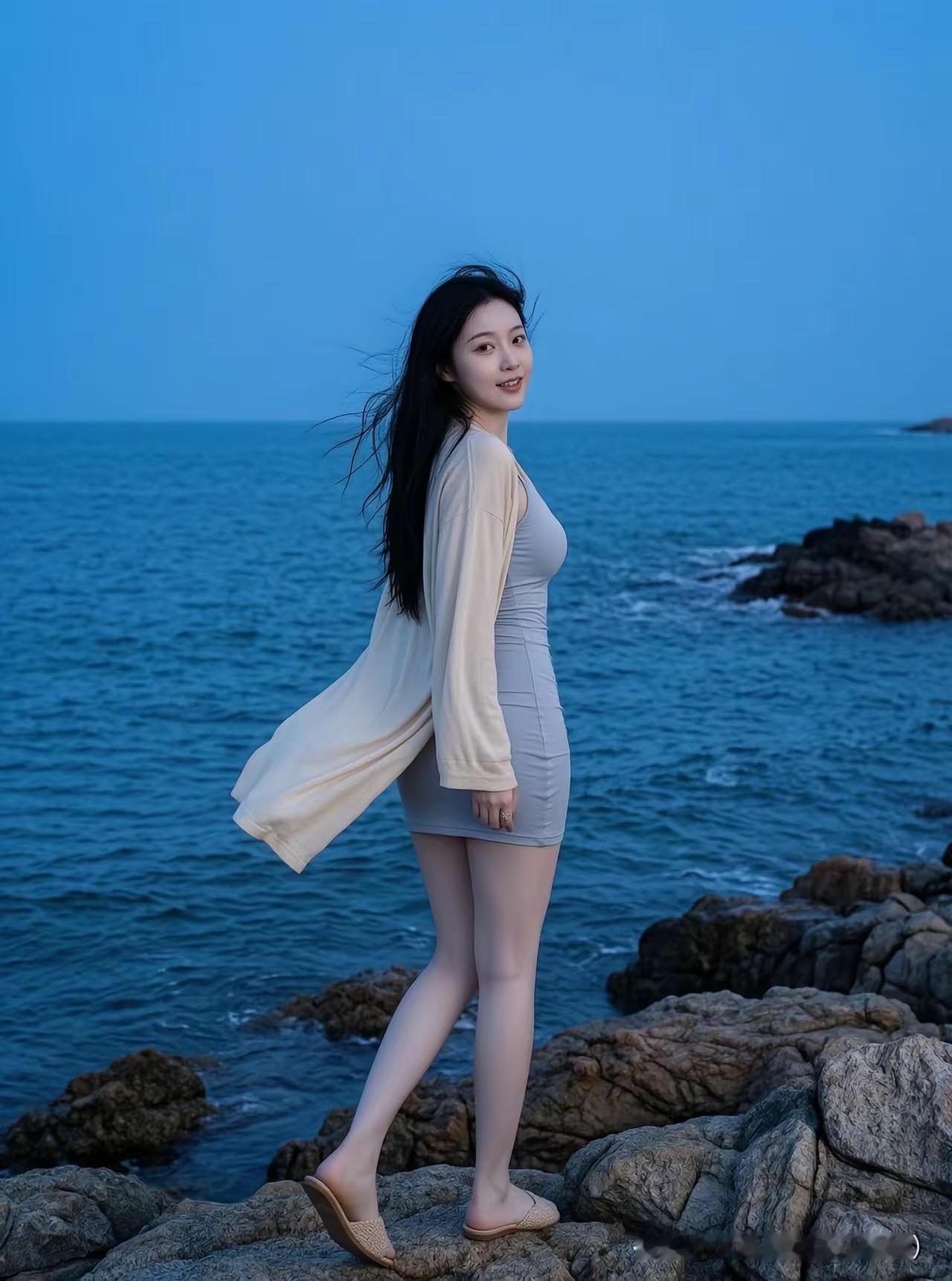 傍晚的海边总是自带治愈滤镜，晚风轻轻吹起长发，大海辽阔又安静。海边穿搭