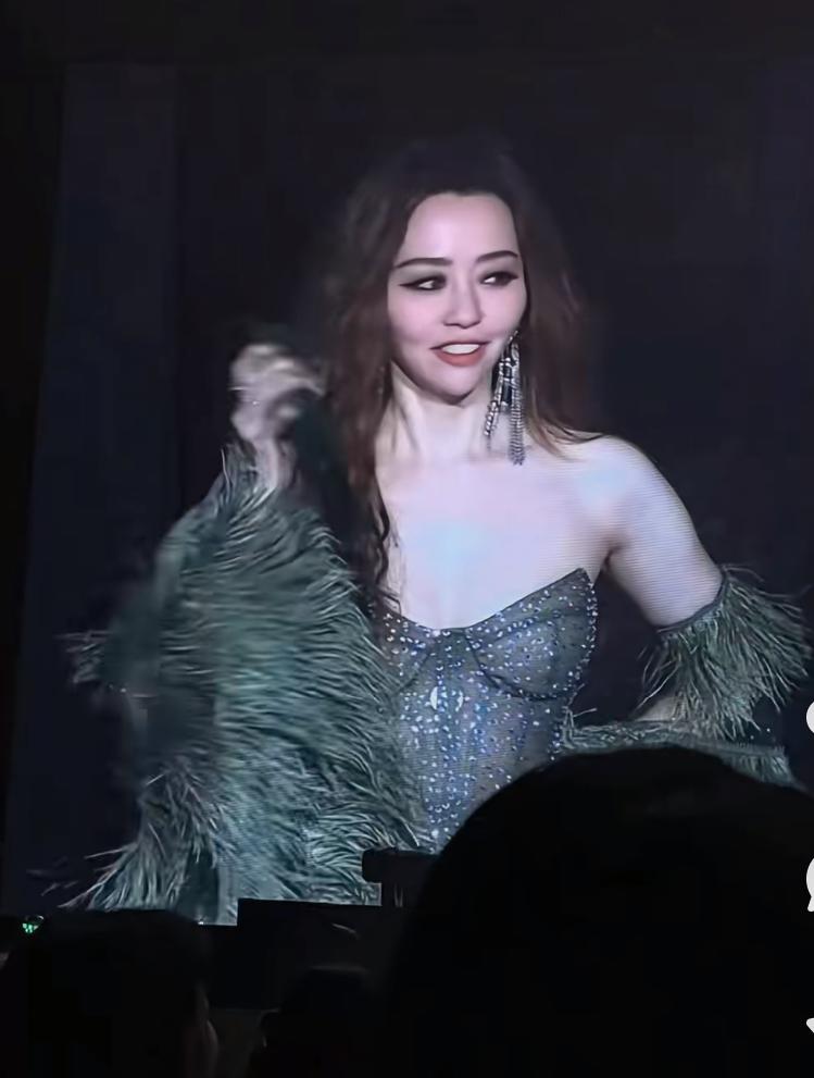 张靓颖掉下舞台后，第一反应就是笑着站起来接着唱实际上，她这样的反应才是最真实的