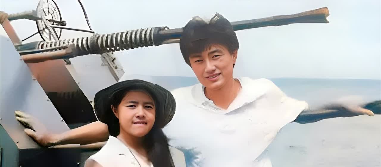 一九八八年，二十二岁的刘纯燕与二十四岁的王宁在青岛海边度蜜月。当年，刘纯燕初见王
