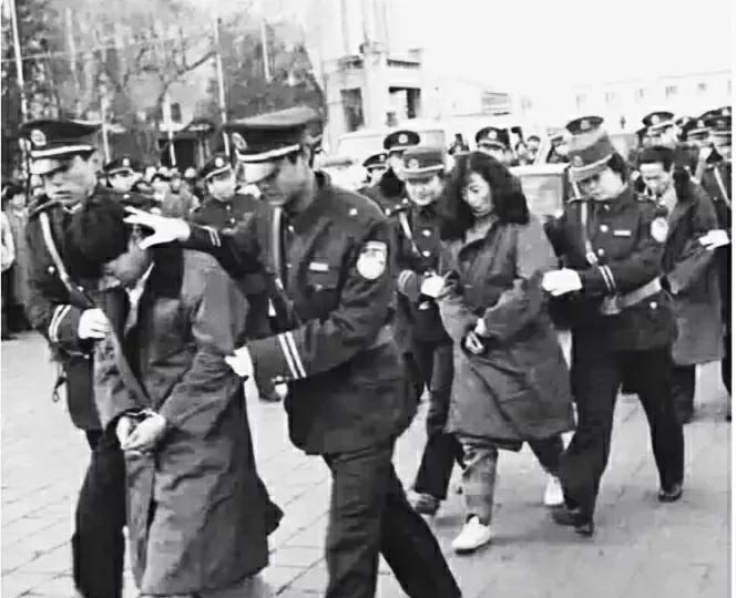 历史就是这么魔幻。1983年，成都某招待所工作人员周世凤夫妇，因翻录贩卖邓丽君歌