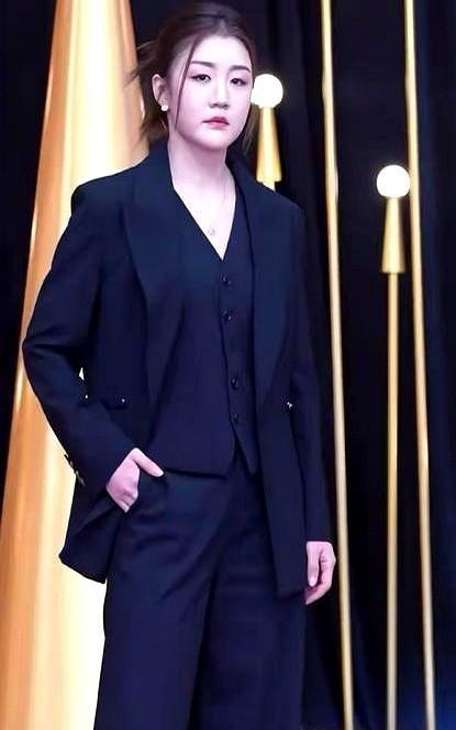 她一身1700块的黑西装。网友说：穿出了17万的效果。可关键不是西装，是那股