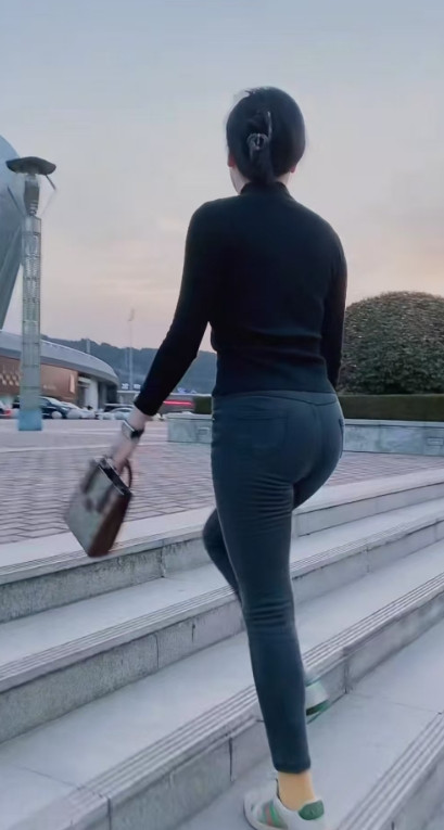 同事结婚的第二十个年头，老公提出了离婚，他以为同事会涕泗横流，撒泼打滚，结果同事