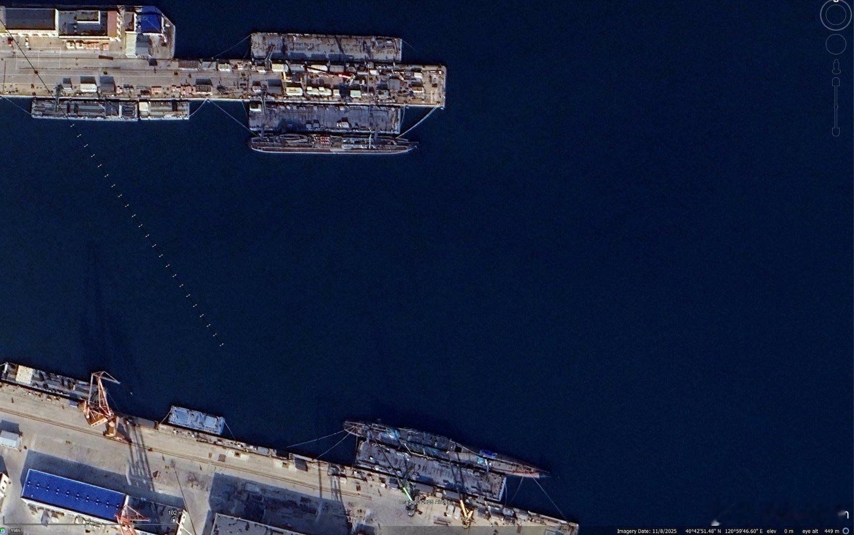 北方某船厂，一艘新下水的093B攻击型核潜艇正在舾装，一艘094A战略核潜艇疑似