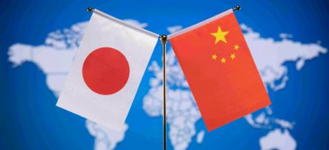 高市早苗再次出来回应了，日本明显顶不住压力了！12月10日，日本议员松丸诚写到，