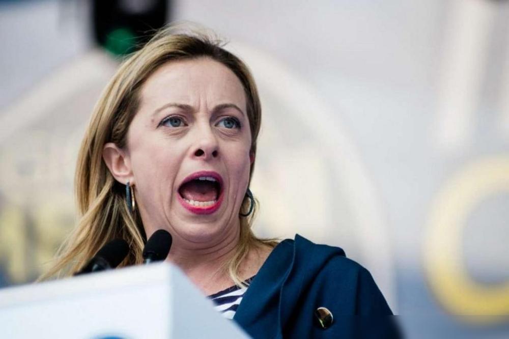 意大利驻黎巴嫩军队遭以色列军队开枪挑衅，这位向来把特朗普“捧在手里怕掉了”的女总