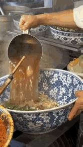 也就只有那么一点面条，却非要拿个跟脸盆一样大的海碗来盛面，而且厨师还往这海碗里加