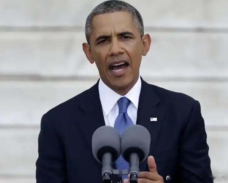 九年了，那个一向体面的奥巴马，终于撕破了脸。2025年年末，他攥着话筒，站在弗吉