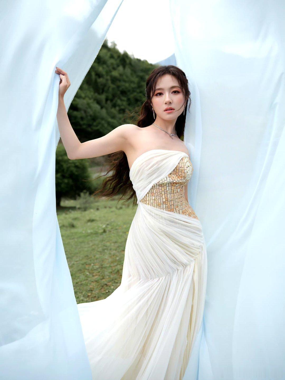 李兰迪美得好大气被李兰迪的颜值气质圈粉，面容温婉大气，轮廓舒展耐看。举手投足间