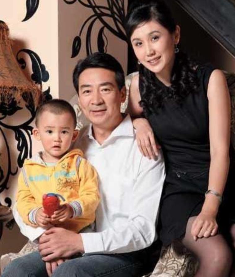 2003年，49岁的寇振海向演员李婷表白，没想到，李婷拒绝的说：寇老师，你比我大