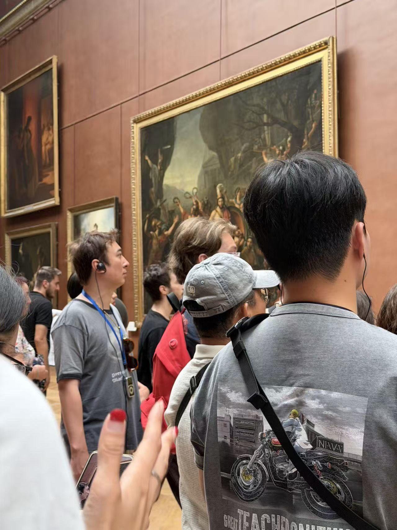 王思聪，可听了个啥？一张图，又热搜了。有人鄙视的评论：这么大了，还挂着个m