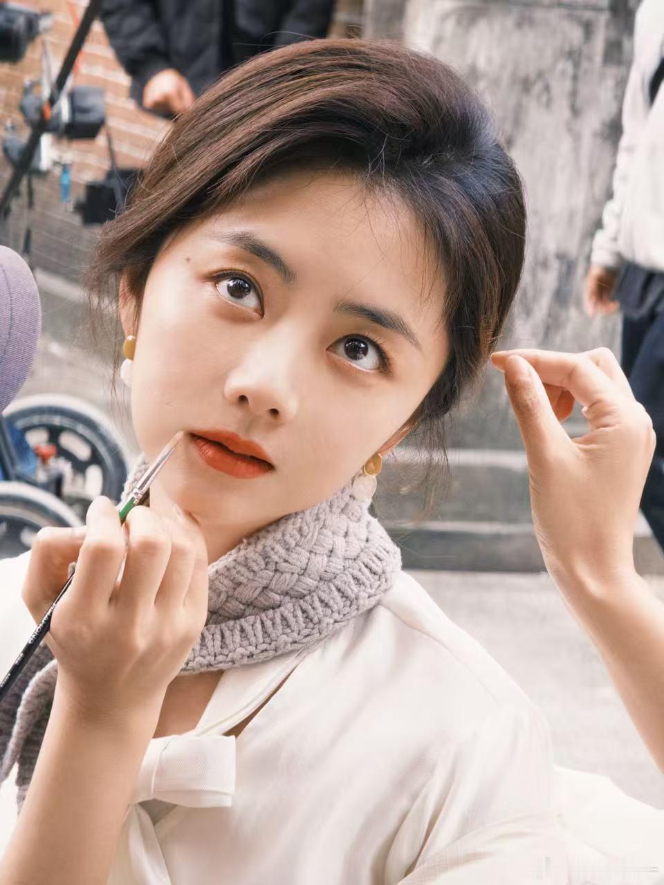 谭松韵谭松韵脸到底有多小每次看到她的画面都忍不住感叹，小脸自带氛围感，长相清新