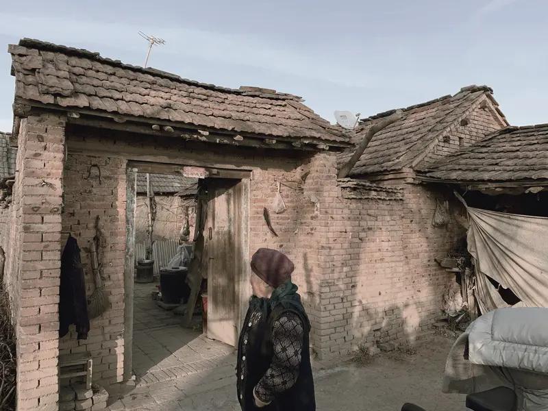 农村养老金的重要性毋庸置疑。村里不少老人一生以种地为业，几乎没有积蓄，养老金成了