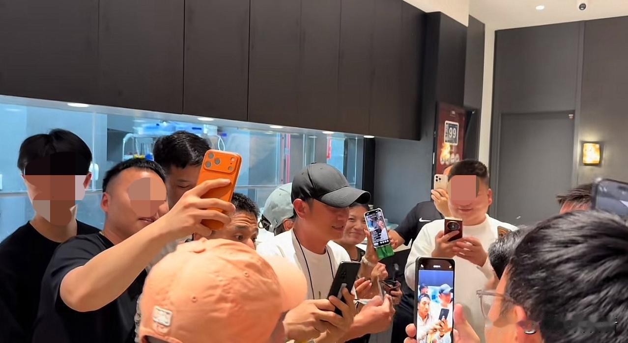 去文章新开的饭店吃饭的，应该大部分是想去见本人的吧！据网友发的现场视频来看，